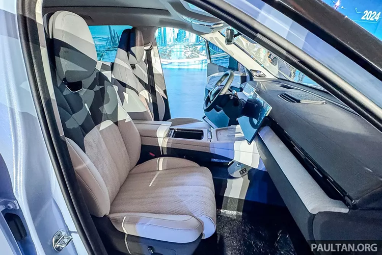 Màn hình thông minh có thể trượt này sở hữu độ phân giải 2.5K và độ sáng 1.000 nit. Đồng thời, người dùng có thể điều khiển các tính năng trên màn hình bằng cử chỉ, giọng nói hoặc nút bấm vật lý.