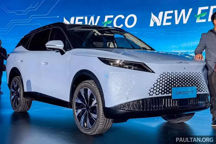 Trong khi triển lãm Ô tô Bắc Kinh 2024 đang diễn ra tại Trung Quốc thì ở quê nhà An Huy, hãng xe Chery đã tung ra mẫu xe SUV Omoda 7. Chery Omoda 7 2024 mới được miêu tả như mẫu SUV lai Coupe với thiết kế thể thao, có thể thu hút nhiều đối tượng khách hàng.