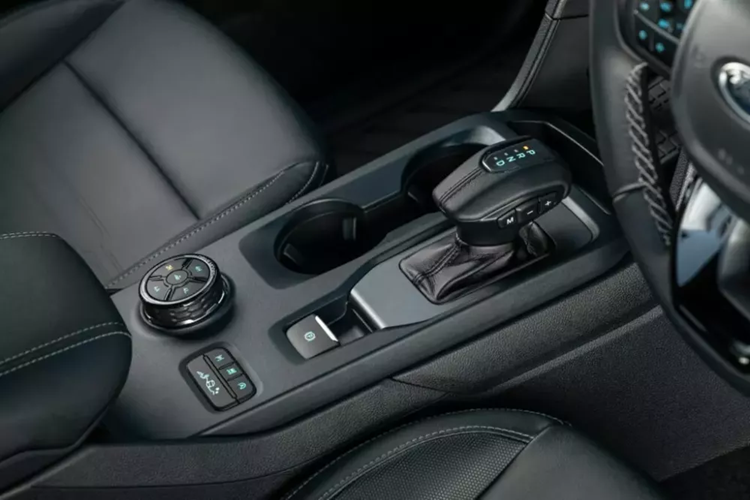 Nằm bên dưới nắp ca-pô của Ford Ranger Tremor 2025 là động cơ diesel 4 xi-lanh, tăng áp kép, dung tích 2.0L quen thuộc. Động cơ này cho công suất tối đa 201 mã lực và mô-men xoắn cực đại 500 Nm. Sức mạnh được truyền tới cả 4 bánh thông qua hộp số tự động 10 cấp.