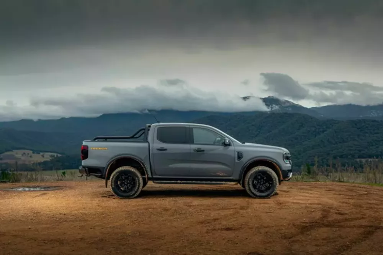 Cụ thể hơn, Ford Ranger Tremor 2025 được trang bị hệ thống giảm xóc với cảm biến vị trí Bilstein, bình dầu bên ngoài, lò xo mới, hệ thống lái chỉnh điện hạng nặng và hệ dẫn động 4 bánh 4WD toàn thời gian tiên tiến hơn. Những thay đổi này giúp khoảng sáng gầm của Ranger Tremor tăng 26 mm.