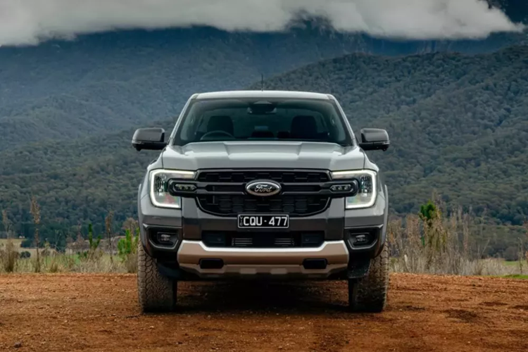 Được phát triển dựa trên Ranger Sport, mẫu xe bản tải Ford Ranger Tremor 2025 thừa hưởng hệ thống treo và hệ thống lái cải tiến của Ranger Wildtrak X. Bên cạnh đó những thay đổi nhẹ nhàng ở thiết kế ngoại thất và vật liệu bền hơn bên trong khoang lái.