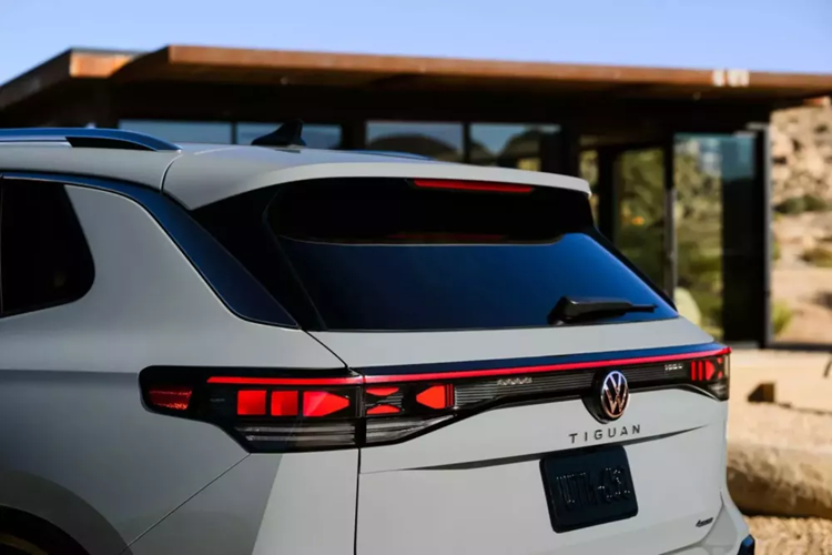 Volkswagen cũng cho biết bộ sạc điện thoại thông minh không dây và hệ thống kiểm soát khí hậu tự động sẽ là trang bị tiêu chuẩn. Các biến thể cao cấp hơn thậm chí còn ấn tượng hơn vì chúng sẽ cung cấp ghế trước bọc da chần bông với các chế độ sưởi, thông gió và massage. Chúng sẽ được kết hợp với vô lăng có sưởi và hàng ghế thứ hai có sưởi.