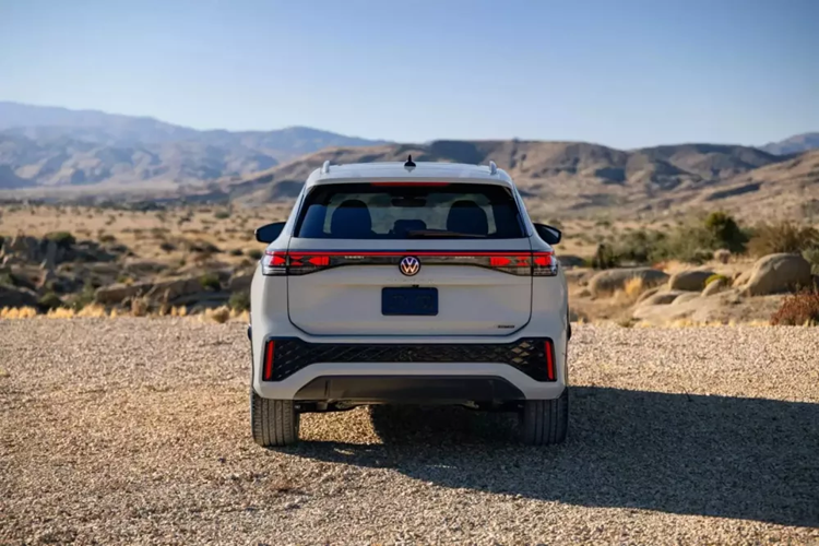 Volkswagen Tiguan 2025 chạy trên nền tảng MQB evo và được trang bị động cơ bốn xi-lanh 2.0 lít tăng áp sản sinh công suất 201 mã lực. Đây là mức tăng nhỏ 17 mã lực, nhưng đi kèm với đó là trọng lượng giảm khoảng 170 lbs (77 kg) nhờ sử dụng các thành phần hệ thống treo bằng thép cường độ cao và nhôm.