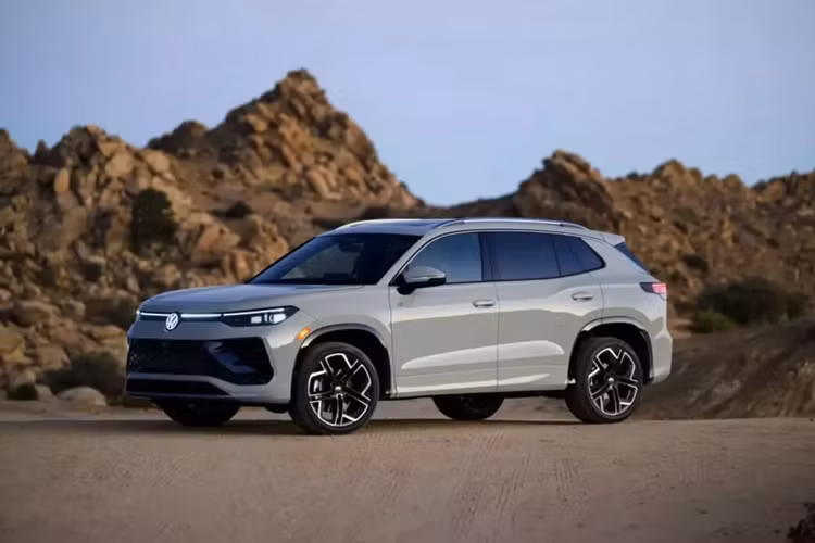 Tiguan là mẫu xe bán chạy nhất của Volkswagen tại thị trường Mỹ và người tiêu dùng đã mua 76.228 chiếc vào năm ngoái. Những con số đó có thể tăng lên khi mẫu crossover nhỏ gọn phổ biến này ra mắt phiên bản Volkswagen Tiguan 2025 mới.