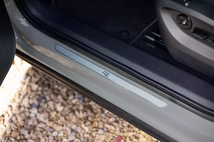 Nó có thể được sử dụng để điều chỉnh âm lượng, thay đổi chế độ lái và chuyển đổi giữa "Atmospheres" kết nối hệ thống chiếu sáng xung quanh với hệ thống âm thanh. Không giống như Tayron của châu Âu, Volkswagen Tiguan 2025 tại Bắc Mỹ chỉ có 5 chỗ ngồi. Xe sẽ được trang bị ghế vải có thiết kế dập nổi, hứa hẹn mang đến cho cabin một "cảm giác cao cấp".