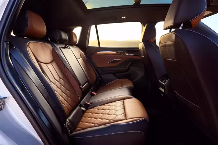 Màn hình không phải là thay đổi lớn duy nhất, vì Volkswagen Tiguan 2025 tránh cụm điều khiển trung tâm truyền thống và chuyển cần số sang cột lái. Điều này giải phóng rất nhiều không gian và bảng điều khiển hiện có nút xoay điều khiển đa chức năng với màn hình tích hợp.