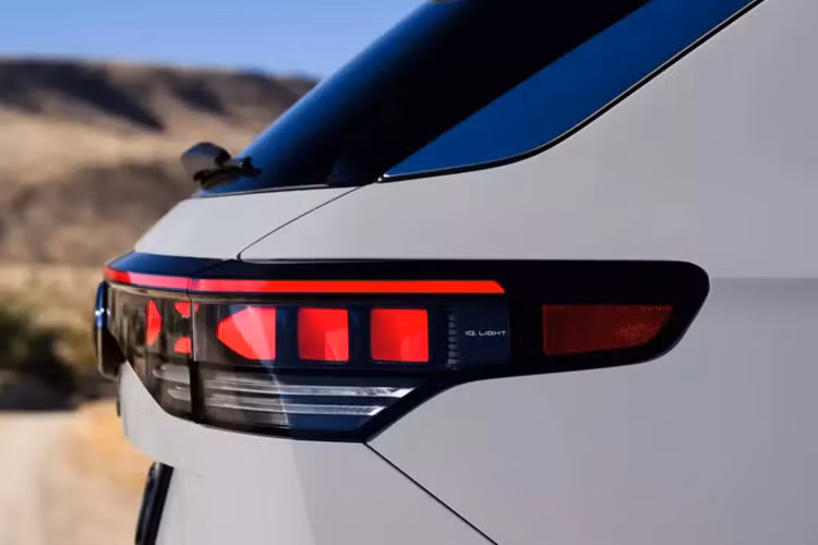 Bên cạnh ghế ngồi sang trọng hơn, còn có viền gỗ óc chó Mỹ và hệ thống kiểm soát khí hậu ba vùng. Người mua cũng sẽ tìm thấy màn hình hiển thị trên kính chắn gió, hệ thống đèn viền xung quanh 30 màu và hệ thống âm thanh cao cấp Harman Kardon 12 loa.