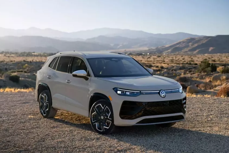 Ngoài ra, chúng ta có thể thấy thân xe cong và bánh xe 17 đến 20 inch nhưng hầu hết các phiên bản sẽ có bánh xe 19 inch. Bất kể kích thước nào, chúng đều được bao quanh bởi các vòm bánh xe nổi bật với viền đen. Phần đuôi xe gần giống với Tayron vì có thanh đèn thanh mảnh và cản xe quen thuộc.