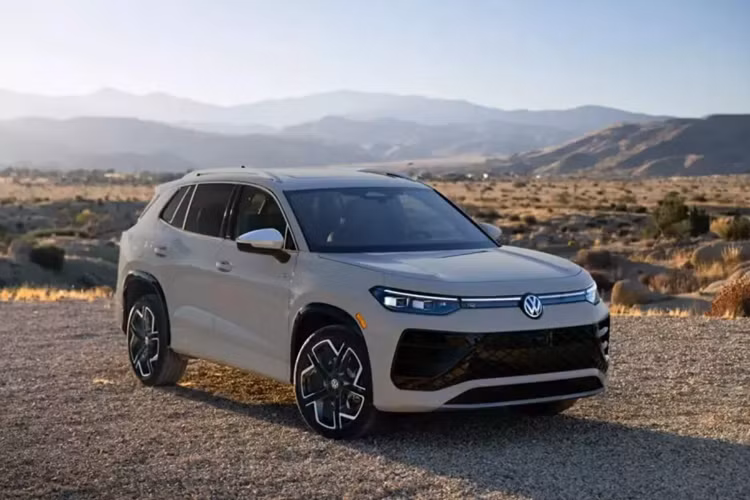 Ngoài ra, chúng ta có thể thấy thân xe cong và bánh xe 17 đến 20 inch nhưng hầu hết các phiên bản sẽ có bánh xe 19 inch. Bất kể kích thước nào, chúng đều được bao quanh bởi các vòm bánh xe nổi bật với viền đen. Phần đuôi xe gần giống với Tayron vì có thanh đèn thanh mảnh và cản xe quen thuộc.