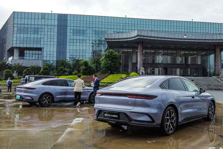 Han EV 2025 mất 10 phút sạc có thể hoạt động phạm vi 160 km. Tuỳ vào dung lượng pin, phạm vi di chuyển của xe dao động từ 506 đến 701 km/sạc đầy, theo CLTC (tiêu chuẩn pin đo lường từ 100% về 0%).