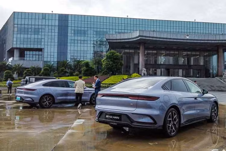 Han EV 2025 mất 10 phút sạc có thể hoạt động phạm vi 160 km. Tuỳ vào dung lượng pin, phạm vi di chuyển của xe dao động từ 506 đến 701 km/sạc đầy, theo CLTC (tiêu chuẩn pin đo lường từ 100% về 0%).