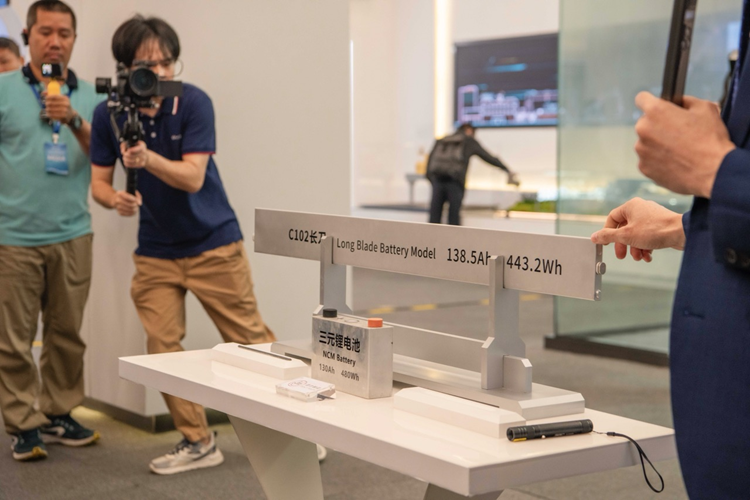 Kích thước tổng thể của BYD Han với dài x rộng x cao lần lượt là 4.995 x 1.910 x 1.495 (mm), chiều dài trục cơ sở của xe 2.920 (mm). Thông số kích thước của BYD Han tương đồng với các mẫu xe thuộc sedan hạng E như Mercedes-Benz E-Class hoặc BMW 5-Series.