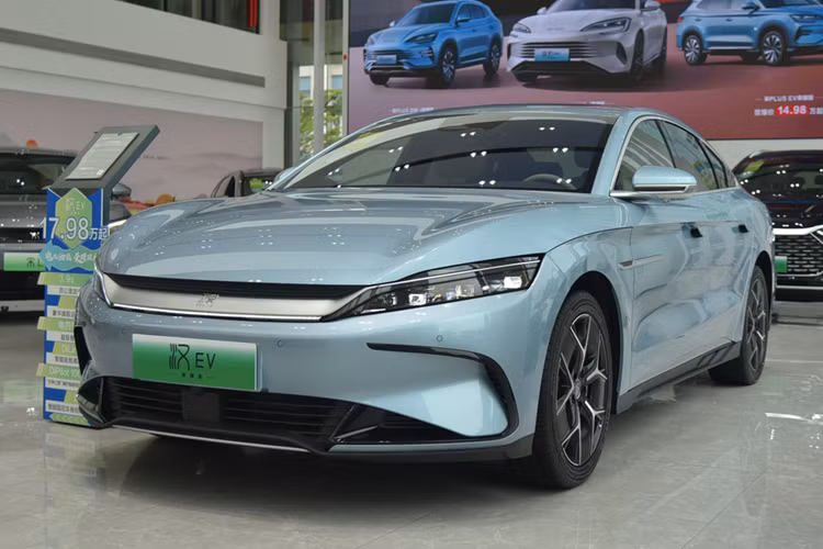 BYD Han EV 2025 được cập nhật và nâng cấp khá nhiều công nghệ, nhưng hiện tại mức giá đang thấp hơn 4,000 NDT so với bản tiền nhiệm. Tính từ năm 2020 đến nay, BYD Han đã được hơn 800.000 xe. Hiện tại, BYD Việt Nam đang phân phối 3 mẫu xe, gồm: Dolphin, Atto 3, Seal.