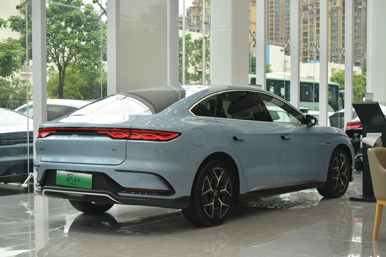 Có công suất 225 mã lực, mô-men xoắn 350 Nm, khả năng tăng tốc 0-100 km/h trong 7,9 giây; phạm vi di chuyển 605 km (376 dặm). BYD Han EV pin LFP Blade dung tích 85,44 kWH đặt tại cầu trước, có công suất 241 mã lực, mô-men xoắn 350 Nm, khả năng tăng tốc 0-100 km/h trong 7,9 giây; phạm vi di chuyển 715 km (444 dặm).