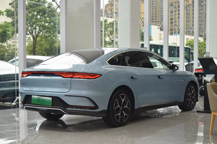 Có công suất 225 mã lực, mô-men xoắn 350 Nm, khả năng tăng tốc 0-100 km/h trong 7,9 giây; phạm vi di chuyển 605 km (376 dặm). BYD Han EV pin LFP Blade dung tích 85,44 kWH đặt tại cầu trước, có công suất 241 mã lực, mô-men xoắn 350 Nm, khả năng tăng tốc 0-100 km/h trong 7,9 giây; phạm vi di chuyển 715 km (444 dặm).