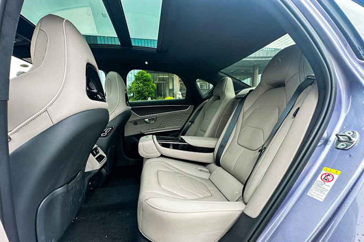 Vô lăng thiết kế hai chấu tương tự như các mẫu xe sang đến từ Đức, đồng hồ kỹ thuật số sau vô lăng hiển thị sắc sảo, chi tiết. Bệ tỳ tay được bọc da với không gian bên trong rộng rãi. Đặc biệt trục cơ sở dài giúp không gian hàng ghế thứ hai cực kỳ rộng rãi, có thể điều chỉnh mức độ ngả lưng ghế tăng sự thư thái trong các chuyến đi dài.