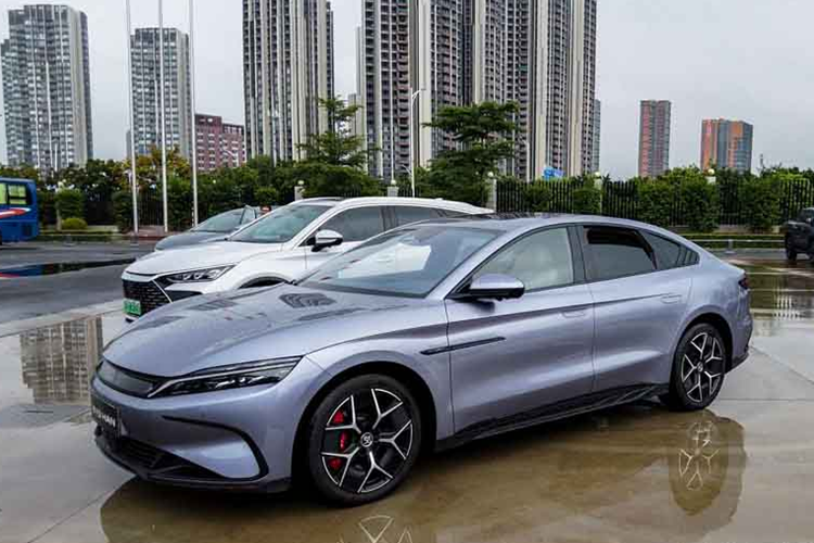 BYD HAN lần đầu tiên được giới thiệu tại triển lãm ô tô Thượng Hải 2019 với Concept E-Seed GT. Đến năm 2020, HAN chính thức ra mắt với hệ truyền động PHEV (hybrid cắm điện) có dẫn động 4 bánh. Tuy nhiên, BYD HAN sắp về Việt Nam là phiên bản thuần điện đặc biệt hơn.