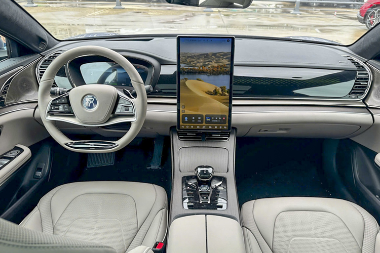 Màn hình giải trí độ phân giải 2.5 K kích thước 15.6 inch có thể xoay ngang hoặc dọc, ghế lái và ghế hành khách chỉnh điện có massage, làm mát/sưởi, hệ thống 12 loa Dynaudio công suất 775W, cửa sổ trời toàn cảnh, điều hoà 3 vùng…