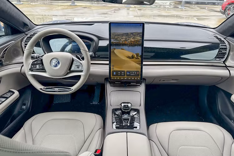 Màn hình giải trí độ phân giải 2.5 K kích thước 15.6 inch có thể xoay ngang hoặc dọc, ghế lái và ghế hành khách chỉnh điện có massage, làm mát/sưởi, hệ thống 12 loa Dynaudio công suất 775W, cửa sổ trời toàn cảnh, điều hoà 3 vùng…