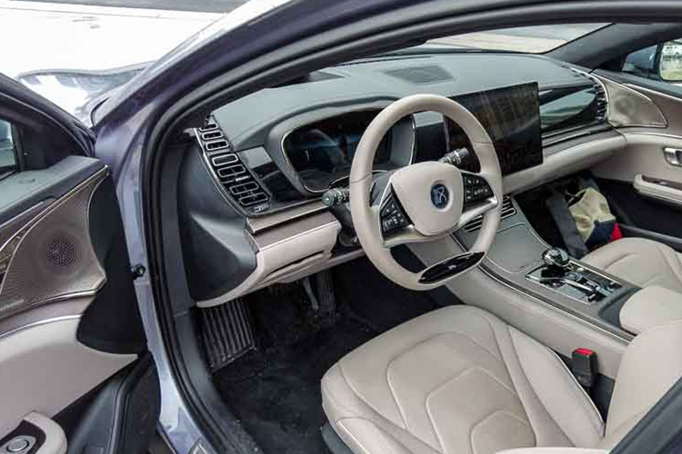 Bộ mâm 19 inch với hoạ tiết chữ Y, treo đa điểm phía sau cùng công nghệ giảm xóc biến thiên DiSus-C. Nội thất BYD Han EV hướng đến sự sang trọng, hiện đại cùng các công nghệ tiện nghi. Các chi tiết được ốp gỗ và nhôm, bọc da Nappa và thêu hình quả trám…