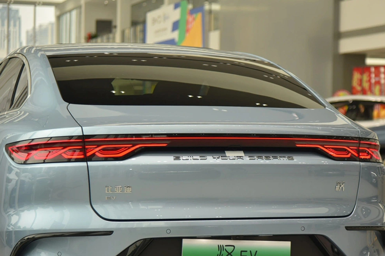 Nếu cần sự riêng tư có thể hạ bề tỳ tay xuống, tạo nên khu vực riêng giữa hai hành khách, đồng thời có bảng điều khiển điều hoà, chỉnh ghế, mở cửa sổ trời, hệ thống giải trí… BYD HAN EV được trang bị bộ pin LFP độc quyền của BYD được gọi là Blade 800V có dung tích 76,9 kWh, có khả năng tương thích sạc nhanh DC từ 30-80% trong 25 phút.