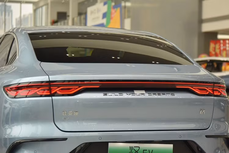 Nếu cần sự riêng tư có thể hạ bề tỳ tay xuống, tạo nên khu vực riêng giữa hai hành khách, đồng thời có bảng điều khiển điều hoà, chỉnh ghế, mở cửa sổ trời, hệ thống giải trí… BYD HAN EV được trang bị bộ pin LFP độc quyền của BYD được gọi là Blade 800V có dung tích 76,9 kWh, có khả năng tương thích sạc nhanh DC từ 30-80% trong 25 phút.