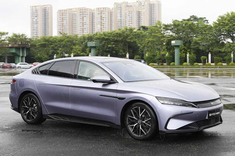  BYD Han EV 2025 mới (triều đại nhà Hán) là một trong những mẫu xe thuộc series “Dynasty” của BYD, trong đó gồm Qin (nhà Tần), Song (nhà Tống), Tang (nhà Đường), Yuan (nhà Nguyên). Nhà thiết kế Wolfgang Egger từng làm cho Audi đã chấp bút tạo nên Dynasty concept.