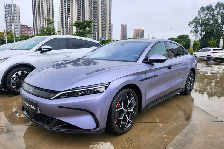 BYD Han là mẫu sedan đầu bảng mang ngôn ngữ thiết kế đặc trưng của “gia tộc Rồng” cùng nhiều đường nét cách điệu hiện đại. Cụm đèn LED trước thanh mảnh với dải mạ chrome sáng màu kéo dài sang hai bên. Đèn hậu với tạo hình kiểu đồ hoạ 3D ấn tượng được kéo dài từ trái sang phải.