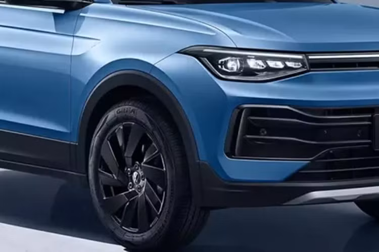 Có thể thấy rõ sự tương đồng giữa Volkswagen Tharu XR và T-Cross qua khu vực sườn xe. Tại đây, Tharu XR cũng có những đường dập gân tương tự Volkswagen T-Cross. Trong khi đó, khu vực đầu xe của Volkswagen Tharu XR lại có thiết kế riêng giúp phân biệt với 2 mẫu SUV cùng thương hiệu.