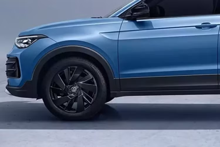 Trên thực tế, thiết kế đầu xe của Tharu XR khá giống với Tiguan L Pro, từ cụm đèn pha LED sắc sảo cho đến hốc gió cỡ lớn trên cản trước. Ở khu vực phía sau, Volkswagen Tharu XR được trang bị cụm đèn hậu LED mới với vỏ đèn màu khói.