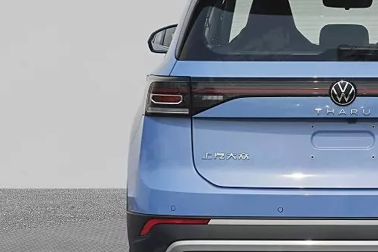 Tùy theo phiên bản, mẫu SUV cỡ B+ này sẽ sở hữu 1 trong 2 gói thiết kế ngoại thất là mạ crôm hoặc màu đen. Đáng tiếc là hình ảnh nội thất của xe chưa được công bố. Nằm bên dưới nắp ca-pô của Volkswagen Tharu XR là 2 tùy chọn động cơ. Đầu tiên là động cơ xăng 4 xi-lanh, hút khí tự nhiên, dung tích 1.5L, sản sinh công suất tối đa 110 mã lực.