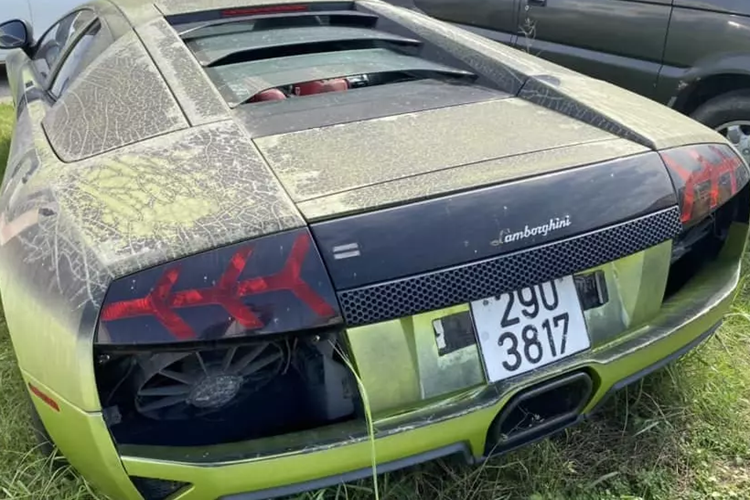 Đáng chú ý là 2 chiếc xe xe này dù có kiểu dáng khá giống với dòng xe Mercedes-Benz G-Class và siêu xe Lamborghini Murcielago LP640-4 nhưng ngoại thất có 1 số điểm bất thường, khác biệt xa so với xe nguyên bản, đặc biệt là chiếc G-Class màu vàng giống như xe "giả cầy", từ kiểu dáng, đèn pha đến cửa kính có hình tam giác khá lạ.