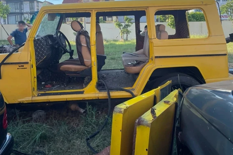 Trong đó, 1 xe có ngoại hình giống với dòng xe SUV hạng sang Mercedes-Benz G-Class và xe còn lại đặc biệt hơn, khi có kiểu dáng của siêu xe Lamborghini Murcielago LP640-4 hàng hiếm.