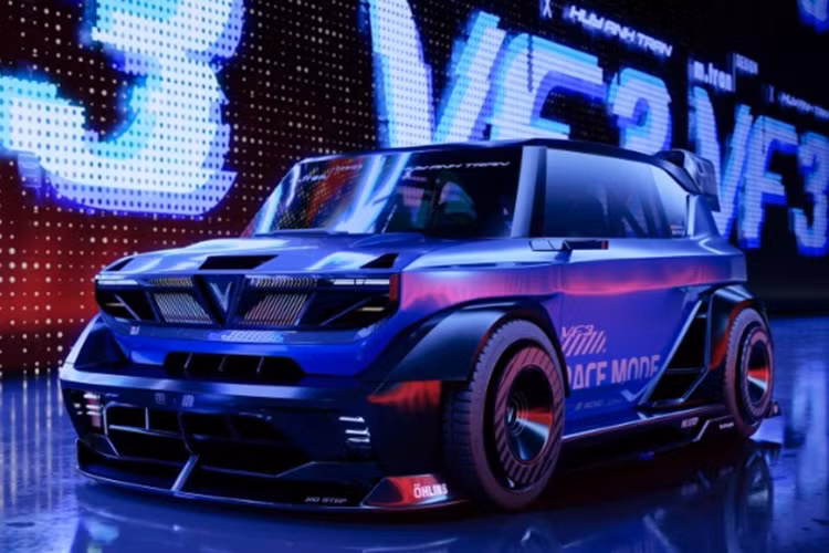 Theo đó, chiếc xe Vinfast VF3 điện quốc dân khá lạ mắt này là tác phẩm do hai nhà thiết kế Trần Anh Huy và Matthieu Trần “chắp bút”. Trong đó, Trần Anh Huy là người nổi đình đám trên mạng xã hội 4 năm trước khi cho ra mắt bản thiết kế xe VinFast Lux A2.0 như xe đua.