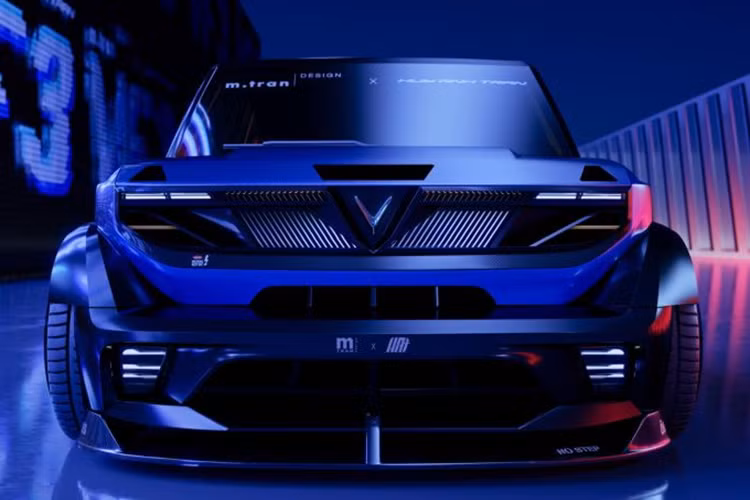 Khu vực mặt ca lăng đã được hai nhà thiết kế làm lại nhìn cá tính và mới mẻ hơn. Cụm đèn hậu phía sau được “nhấn nhá” thêm nhưng vẫn giữ lại được nét đặc trưng của thương hiệu Việt.