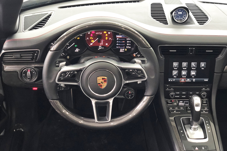 Xe hiện được dán màu bạc, đổi biển số mới và mâm vẫn là sơn đen, đối lập màu áo mới, tất nhiên không thể bỏ qua được việc xe có mui đen. Porsche 911 Targa 4 GTS được định vị trong phân khúc những mẫu xe thể thao mui trần hiệu suất cao nhằm cạnh tranh cùng với những Audi R8 Spyder hay Mercedes-AMG GT C Roadster.