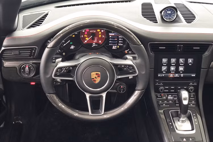 Xe hiện được dán màu bạc, đổi biển số mới và mâm vẫn là sơn đen, đối lập màu áo mới, tất nhiên không thể bỏ qua được việc xe có mui đen. Porsche 911 Targa 4 GTS được định vị trong phân khúc những mẫu xe thể thao mui trần hiệu suất cao nhằm cạnh tranh cùng với những Audi R8 Spyder hay Mercedes-AMG GT C Roadster.