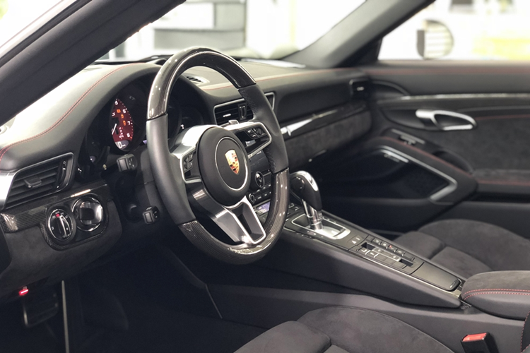 Sau 6 năm, chiếc xe Porsche 911 Targa 4 GTS đời 991.2 liên tục đổi chỗ chỉ duy nhất 1 cái không đổi, là hàng độc nhất, tức không có xe thứ 2 được nhập về, và với việc ông Vũ mua lại, chắc chắn nó sẽ biến mất khỏi thị trường chuyển nhượng xe thể thao trong nhiều năm tới, có khi là không bao giờ được bán.\