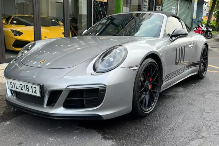 Nếu bạn đang có 1 chiếc xe Porsche (2 cửa) độc đáo, cứ gửi ngay cho các "hoa tiêu" của "Qua" Vũ chắc chắn sẽ bán được giá tốt, không lo lỗ, và mới đây nhất, ông Vũ vừa cầm lái 1 chiếc xe Porsche 911 độc nhất tại Việt Nam, đó là Porsche 911 Targa 4 GTS.