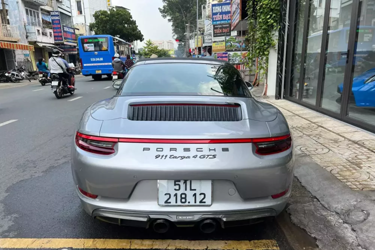 Porsche 911 Targa 4 GTS 991.2 sử dụng động cơ Boxer, Bi turbo, dung tích 3.0 lít, sản sinh công suất tối đa 450 mã lực tại vòng tua máy 6.500 vòng/phút và mô-men xoắn cực đại 550 Nm tại dải vòng tua máy 2.150 - 5.000 vòng/phút.