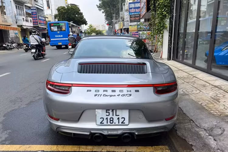 Porsche 911 Targa 4 GTS 991.2 sử dụng động cơ Boxer, Bi turbo, dung tích 3.0 lít, sản sinh công suất tối đa 450 mã lực tại vòng tua máy 6.500 vòng/phút và mô-men xoắn cực đại 550 Nm tại dải vòng tua máy 2.150 - 5.000 vòng/phút.