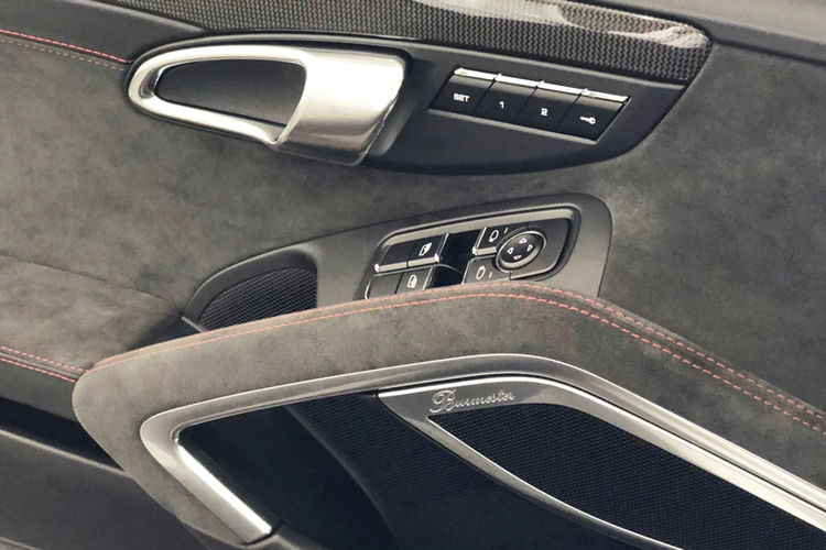 Porsche 911 Targa 4 GTS 991.2 là mẫu xe thể thao mui trần điệu đà, ngay từ cách đóng/mở mui cũng khiến người xem phải chú ý. Toàn bộ phần mui mềm của xe khi hạ xuống sẽ được bảo vệ bằng một tấm lồng kính cỡ lớn. Mẫu xe thể thao này mất 18 giây để biến thành một chiếc xe mui trần. Để đóng mui, Porsche 911 Targa 4 GTS cần đến thời gian 19 giây để thực hiện công đoạn này.