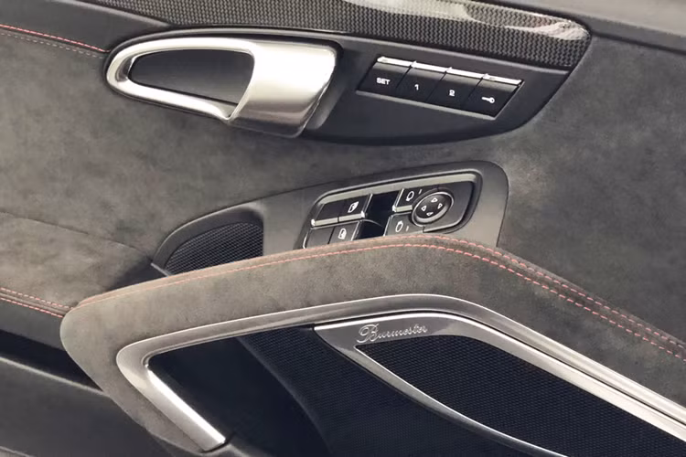 Porsche 911 Targa 4 GTS 991.2 là mẫu xe thể thao mui trần điệu đà, ngay từ cách đóng/mở mui cũng khiến người xem phải chú ý. Toàn bộ phần mui mềm của xe khi hạ xuống sẽ được bảo vệ bằng một tấm lồng kính cỡ lớn. Mẫu xe thể thao này mất 18 giây để biến thành một chiếc xe mui trần. Để đóng mui, Porsche 911 Targa 4 GTS cần đến thời gian 19 giây để thực hiện công đoạn này.