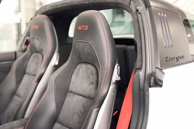 Dễ dàng nhận ra ngoài chất liệu da Alcantara cao cấp ở ghế ngồi, thành cửa, bảng táp-lô, nội thất của xe còn có điểm nhấn là một số chi tiết ốp sợi carbon như vô-lăng, bảng điều khiển trung tâm và 2 bên hông cần số. Ốp bậc cửa bằng carbon phát sáng có chi phí 58,3 triệu đồng.