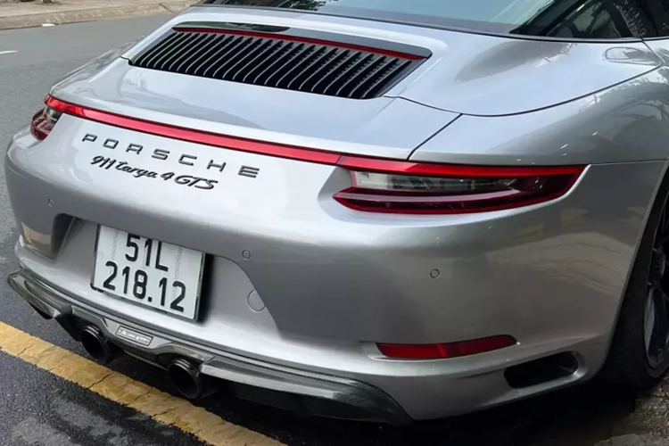 Hệ thống quản lý thông tin và giải trí Porsche Communication Management (PCM), hệ thống quản lí liên lạc bao gồm mô đun định vị, kết nối điện thoại qua bluetooth và điều khiển bằng giọng nói có tích hợp Apple Car Play. Điều hòa không khí hai vùng với bộ lọc than hoạt tính.