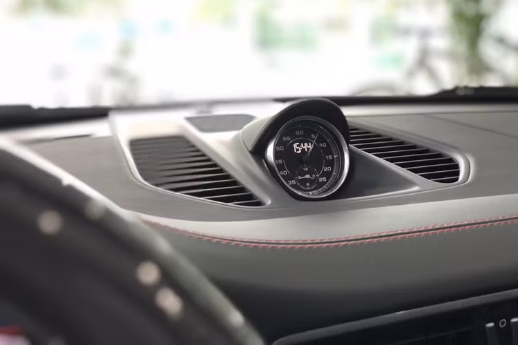 Bên trong khoang lái, nội thất của chiếc Porsche 911 Targa 4 GTS 991.2 duy nhất tại Việt Nam vẫn là không gian 2+2 quen thuộc với 2 hàng ghế sau chỉ vừa đủ chỗ ngồi cho trẻ nhỏ hoặc tận dụng làm khoang hành lý chứa đồ.