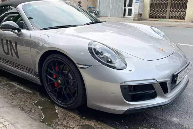Tháng 11/2018, chiếc Porsche 911 Targa 4 GTS này được nhập khẩu chính hãng về Việt Nam theo đơn đặt hàng của 1 khách bí ẩn, dòng xe này được phân phối chính hãng tại Việt Nam với mức giá từ 8,35 tỷ đồng danh cho phiên bản tiêu chuẩn, nhưng riêng chiếc Porsche 911 Targa 4 GTS 2018 màu trắng ánh kim trong bài viết này có giá bán lên đến 11,253 tỷ đồng do đi kèm tuỳ chọn cao cấp, tức option của xe đã gần 3 tỷ đồng.