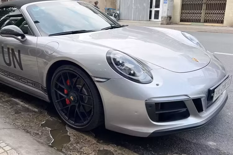 Tháng 11/2018, chiếc Porsche 911 Targa 4 GTS này được nhập khẩu chính hãng về Việt Nam theo đơn đặt hàng của 1 khách bí ẩn, dòng xe này được phân phối chính hãng tại Việt Nam với mức giá từ 8,35 tỷ đồng danh cho phiên bản tiêu chuẩn, nhưng riêng chiếc Porsche 911 Targa 4 GTS 2018 màu trắng ánh kim trong bài viết này có giá bán lên đến 11,253 tỷ đồng do đi kèm tuỳ chọn cao cấp, tức option của xe đã gần 3 tỷ đồng.