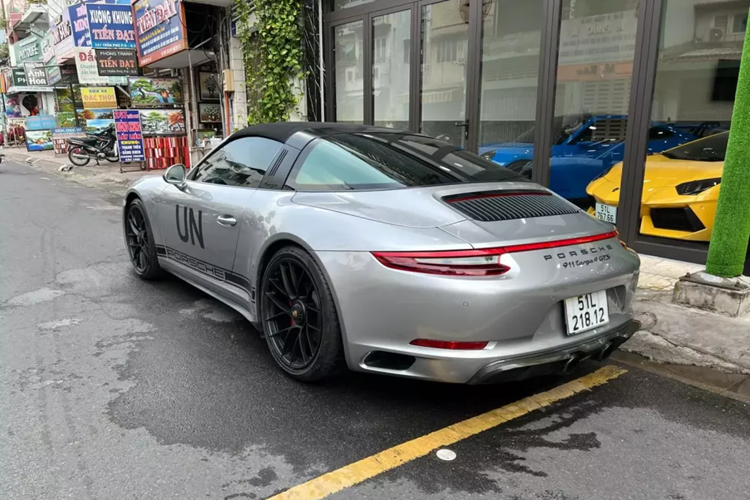 Động cơ kết hợp cùng hộp số ly hợp kép PDK cùng hệ dẫn động 4 bánh, nhờ đó, Porsche 911 Targa 4 GTS có khả năng tăng tốc từ vị trí xuất phát lên 100 km/h chỉ trong thời gian 3,7 giây trước khi đạt tốc độ tối đa 306 km/h. Theo hãng Porsche, mức tiêu thụ nhiên liệu trung bình cho mẫu xe thể thao mui trần 911 Targa 4 GTS đời 2018 là 8.7 lít/100 km.