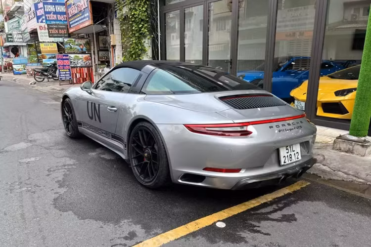 Động cơ kết hợp cùng hộp số ly hợp kép PDK cùng hệ dẫn động 4 bánh, nhờ đó, Porsche 911 Targa 4 GTS có khả năng tăng tốc từ vị trí xuất phát lên 100 km/h chỉ trong thời gian 3,7 giây trước khi đạt tốc độ tối đa 306 km/h. Theo hãng Porsche, mức tiêu thụ nhiên liệu trung bình cho mẫu xe thể thao mui trần 911 Targa 4 GTS đời 2018 là 8.7 lít/100 km.